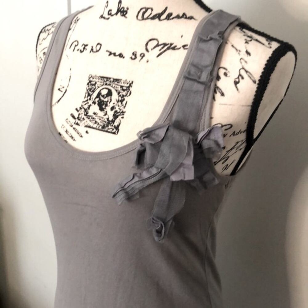 Old Navy Gray Ribbed Tank with Ruffle Detail Size Medium - Picture 3 of 5